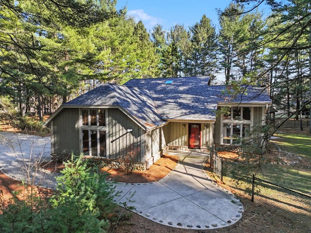 540 Mccarthy DRIVE S, Hartford, WI 53027