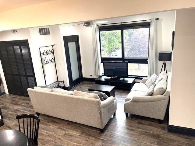 4728 N Kennicott Avenue 2, Chicago, IL 60630