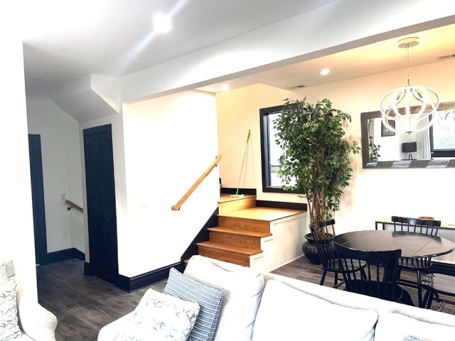 4728 N Kennicott Avenue 2, Chicago, IL 60630