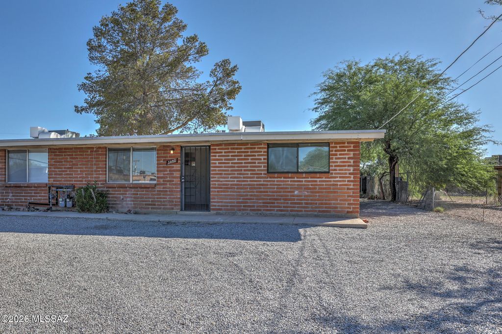Image 1 of property listing at 402 E Yavapai Road, Tucson, AZ 85705