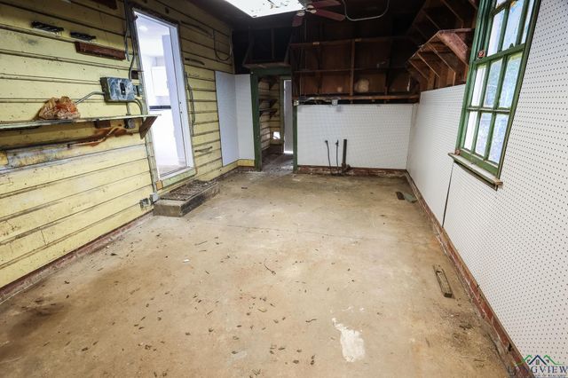 1320 E 4TH ST, Mount Pleasant, TX 75455