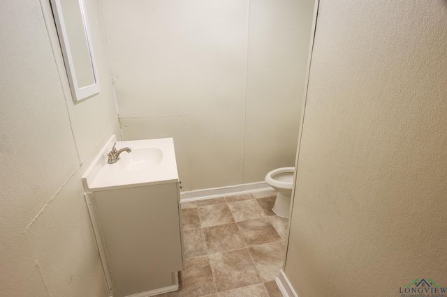 1320 E 4TH ST, Mount Pleasant, TX 75455