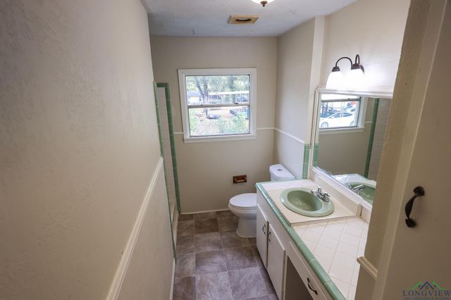 1320 E 4TH ST, Mount Pleasant, TX 75455