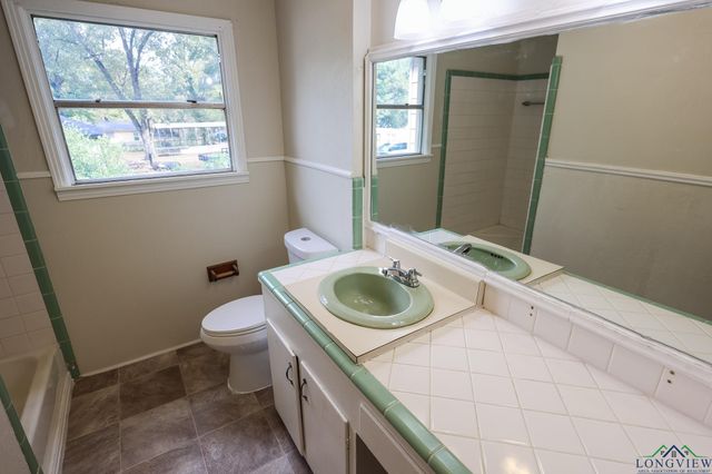 1320 E 4TH ST, Mount Pleasant, TX 75455