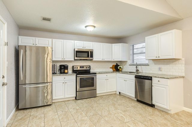 526 Tall Timber Drive, West Columbia, TX 77486