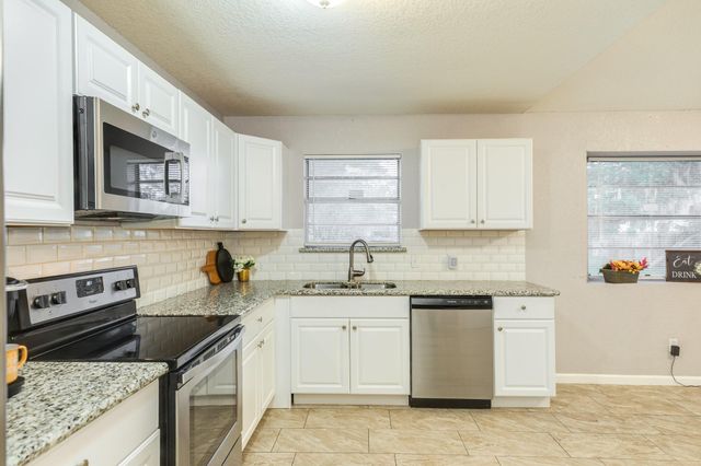 526 Tall Timber Drive, West Columbia, TX 77486