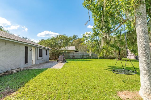 526 Tall Timber Drive, West Columbia, TX 77486