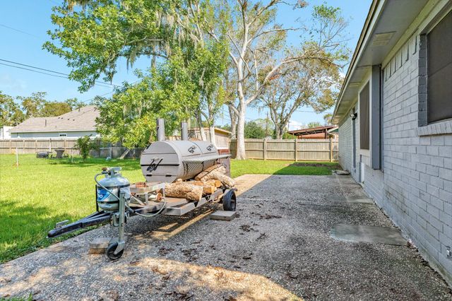 526 Tall Timber Drive, West Columbia, TX 77486