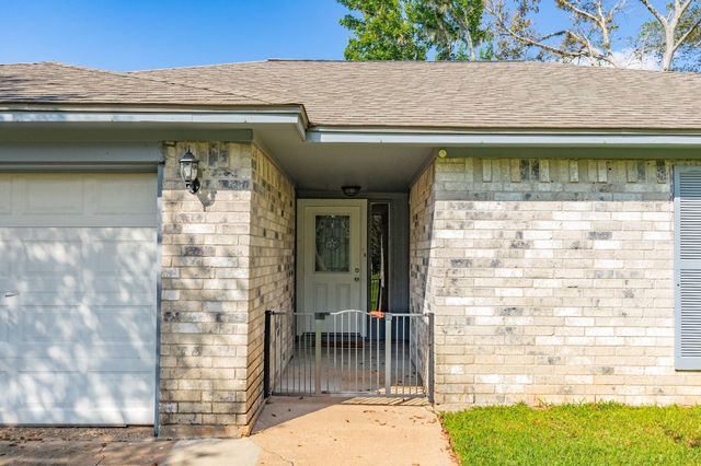 526 Tall Timber Drive, West Columbia, TX 77486