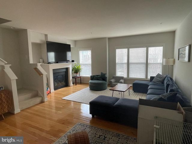 12168 WAVELAND ST, Fairfax, VA 22033