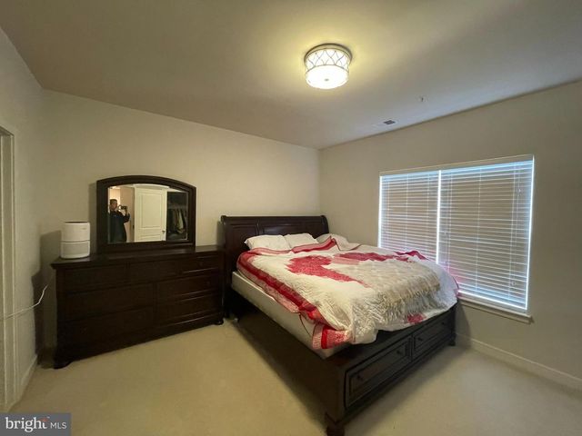 12168 WAVELAND ST, Fairfax, VA 22033