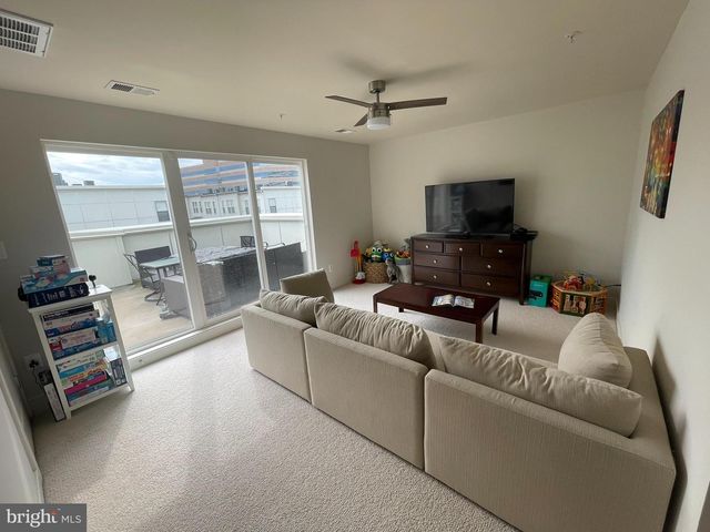 12168 WAVELAND ST, Fairfax, VA 22033