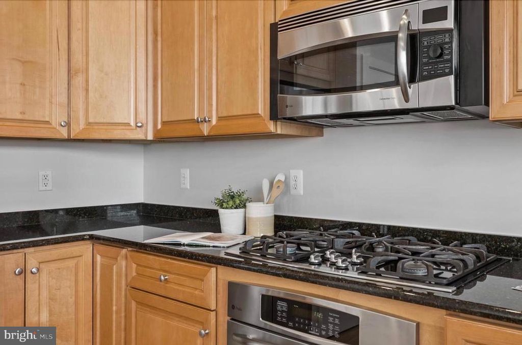 12168 WAVELAND ST, Fairfax, VA 22033