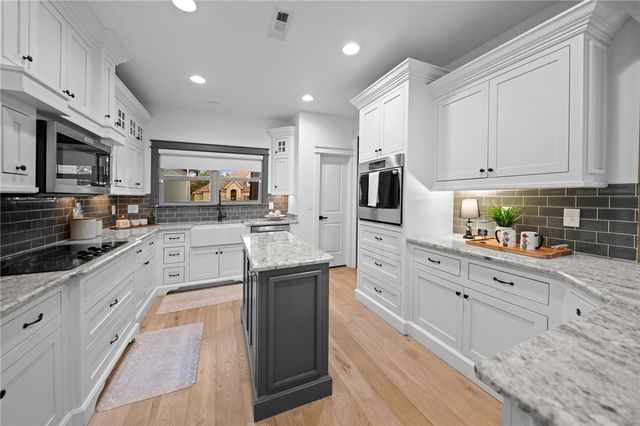 12175 Lost Oak Drive, Bentonville, AR 72712