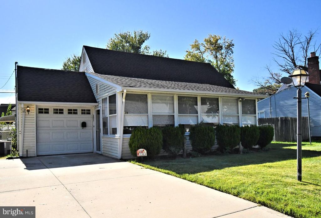 138 VILLAGE LN, LEVITTOWN, PA 19054 — exterior