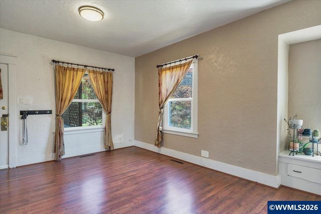 305 Mill St, Silverton, OR 97381