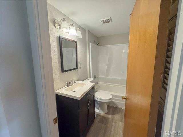 9833 Zykan Drive, Overland, MO 63114