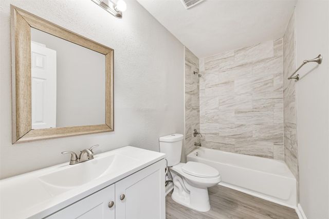 821 Robertson Street, Clute, TX 77531