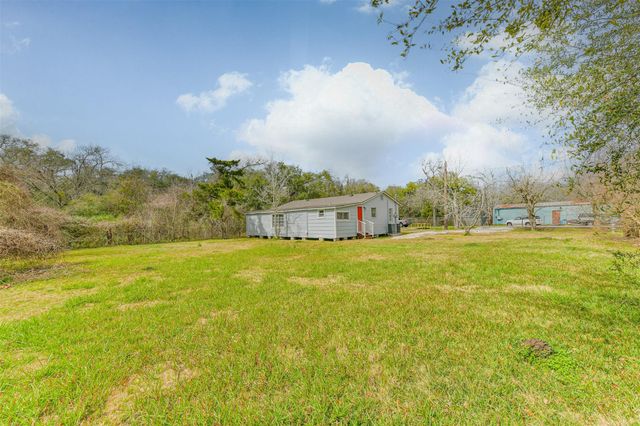 821 Robertson Street, Clute, TX 77531