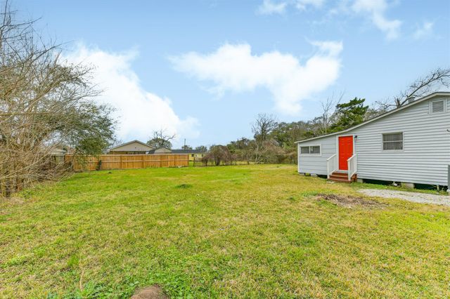 821 Robertson Street, Clute, TX 77531