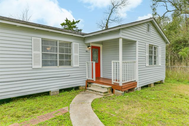 821 Robertson Street, Clute, TX 77531