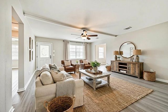 821 Robertson Street, Clute, TX 77531