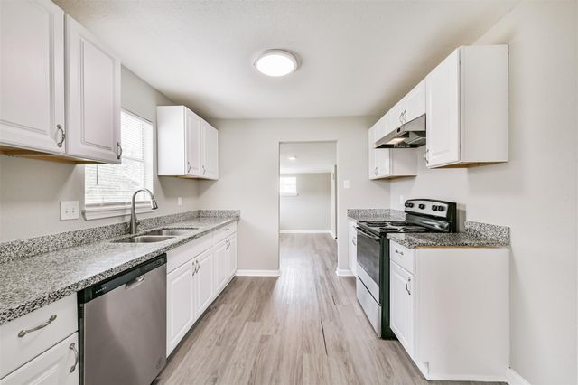 821 Robertson Street, Clute, TX 77531