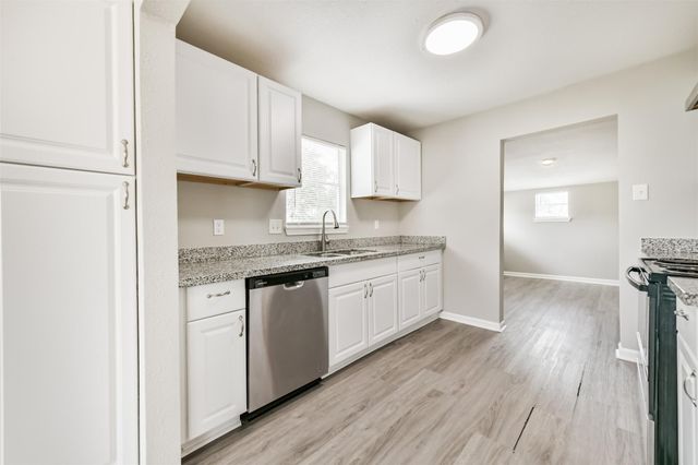 821 Robertson Street, Clute, TX 77531