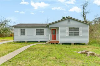821 Robertson Street, Clute, TX 77531