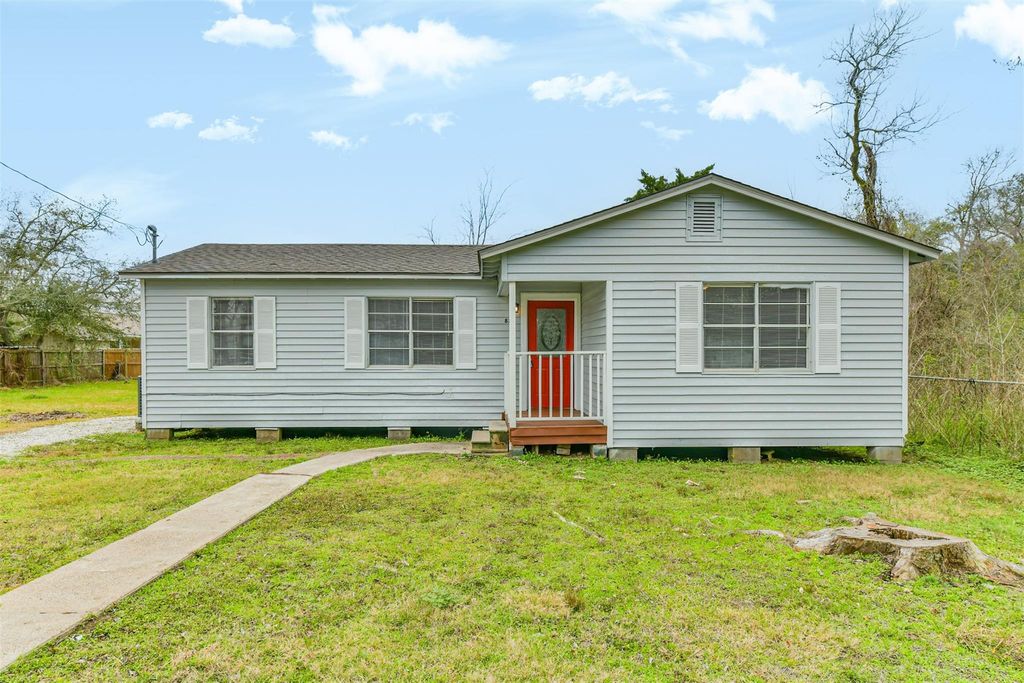 821 Robertson Street, Clute, TX 77531