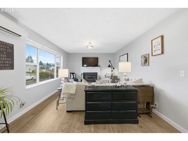 353 72ND St, Springfield, OR 97478