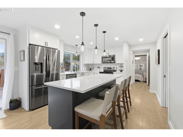 353 72ND St, Springfield, OR 97478