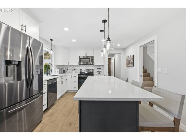 353 72ND St, Springfield, OR 97478