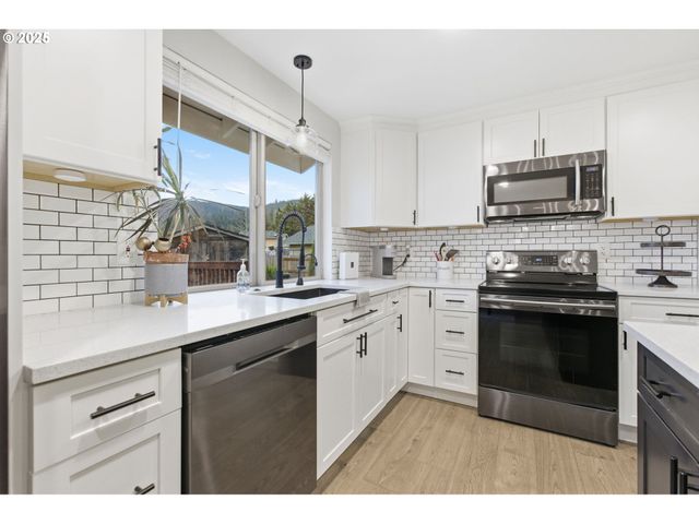 353 72ND St, Springfield, OR 97478