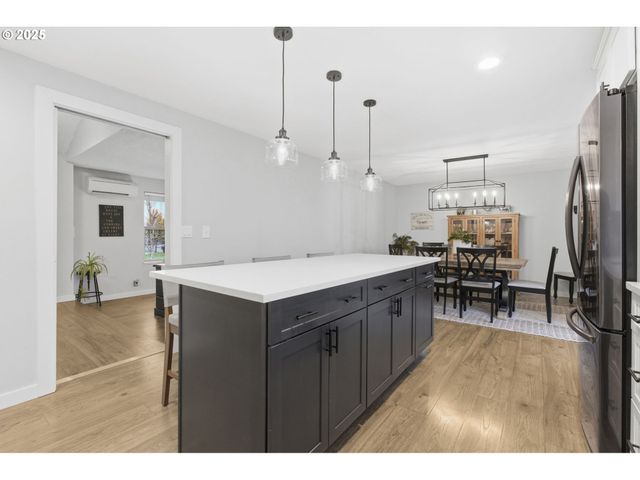 353 72ND St, Springfield, OR 97478