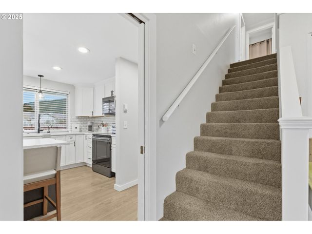 353 72ND St, Springfield, OR 97478