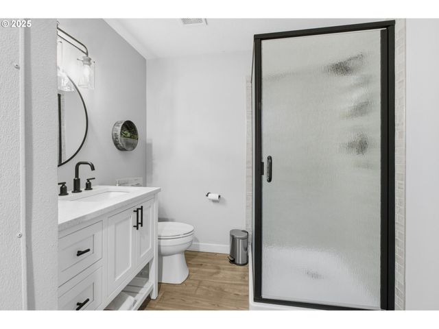 353 72ND St, Springfield, OR 97478