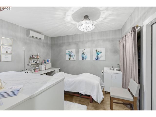 353 72ND St, Springfield, OR 97478