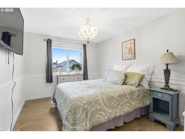 353 72ND St, Springfield, OR 97478