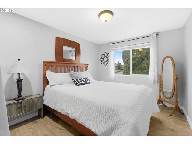 353 72ND St, Springfield, OR 97478