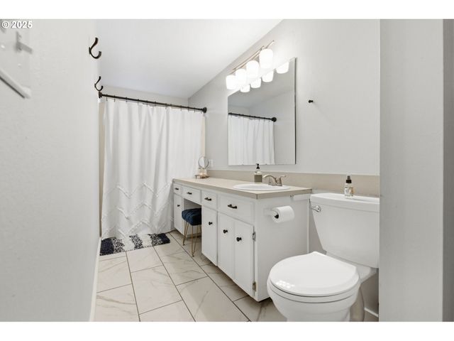 353 72ND St, Springfield, OR 97478