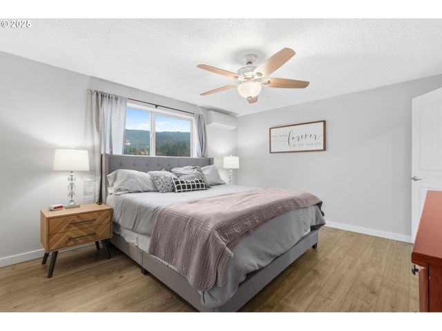 353 72ND St, Springfield, OR 97478