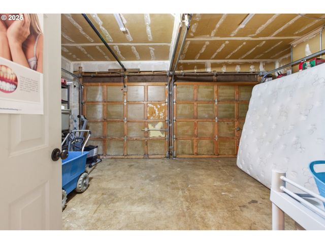 353 72ND St, Springfield, OR 97478