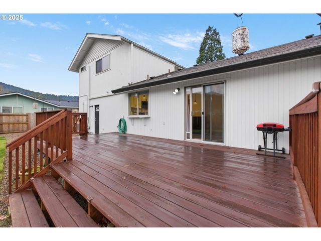 353 72ND St, Springfield, OR 97478