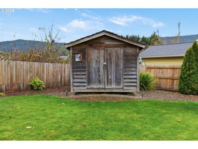 353 72ND St, Springfield, OR 97478