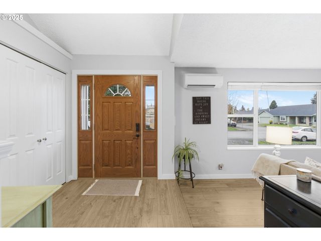 353 72ND St, Springfield, OR 97478