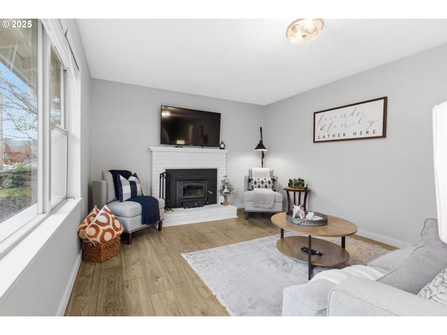 353 72ND St, Springfield, OR 97478