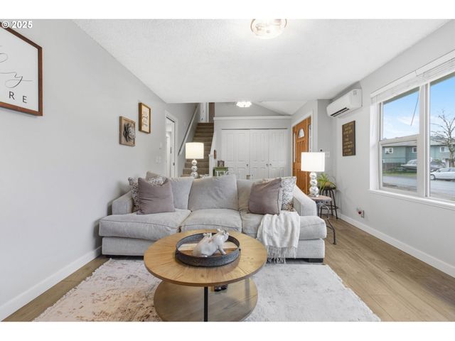 353 72ND St, Springfield, OR 97478