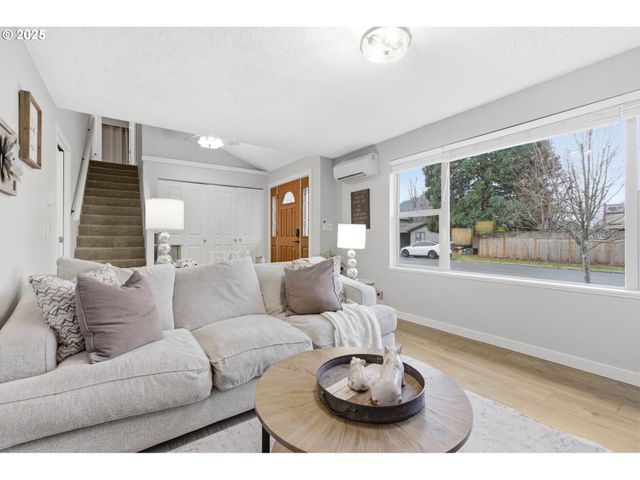 353 72ND St, Springfield, OR 97478