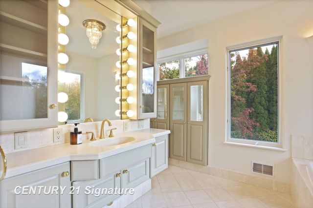 21 Sawmill Creek Trail, Saginaw Twp, MI 48603